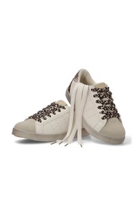Zapatillas de cuero blanco con cordones de estampado animal, acentos de ante y una suela texturizada. Presentan detalles perforados y cordones planos visibles.