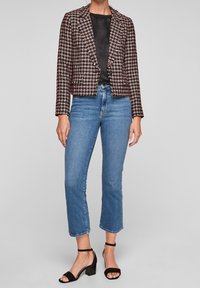 Vävt rutigt blazer i burgunderröd och cream, med en kortad passform. Matchas med högmidjade blå denimjeans och svarta remsandaler.