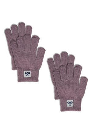 Een paar gebreide mauve handschoenen, elk met een klein wit vierkant label met een gestileerd zwart bijlogo op het polsgebied.