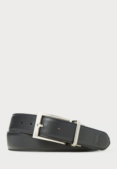 Ceinture en cuir noir avec une boucle carrée en argent brillant, présentant des coutures visibles, des trous de réglage et une texture lisse.