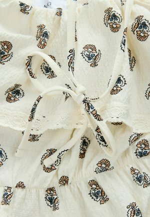 Weißer, strukturierter Stoff mit floraler Stickerei in Blau- und Pfirsichtönen, mit verstellbarem Bindeband und Rüschensaum.