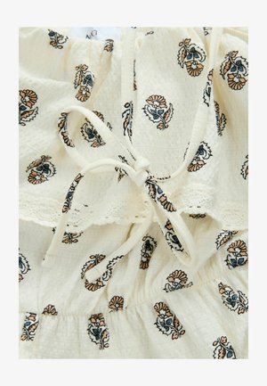 Weißer, strukturierter Stoff mit floraler Stickerei in Blau- und Pfirsichtönen, mit verstellbarem Bindeband und Rüschensaum.