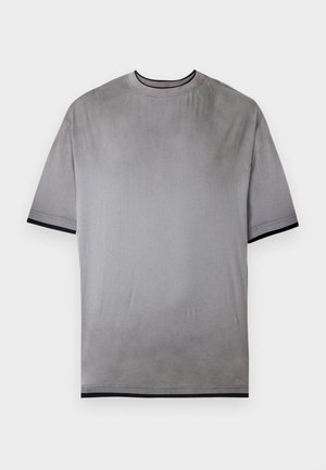 T-shirt gris à manches courtes avec bordure noire aux extrémités des manches, à l'encolure et à l'ourlet inférieur, présenté sur fond blanc uni.