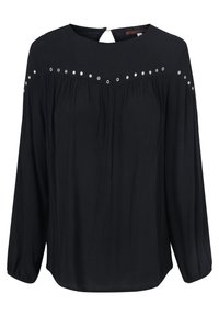 Zwarte blouse met lange mouwen en ronde halslijn, met plooien aan de voorkant en zilveren oogjes langs de schoudernaad. Glad stofoppervlak.