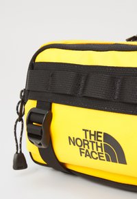 The North Face BASE CAMP LUMBAR UNISEX - Sac banane - summit gold/black
