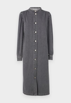 Lang T-shirt jurk met knopen, gemaakt van grijs denim. Heeft een staande kraag, zijsplitten en opbollende mouwen met elastische manchetten.