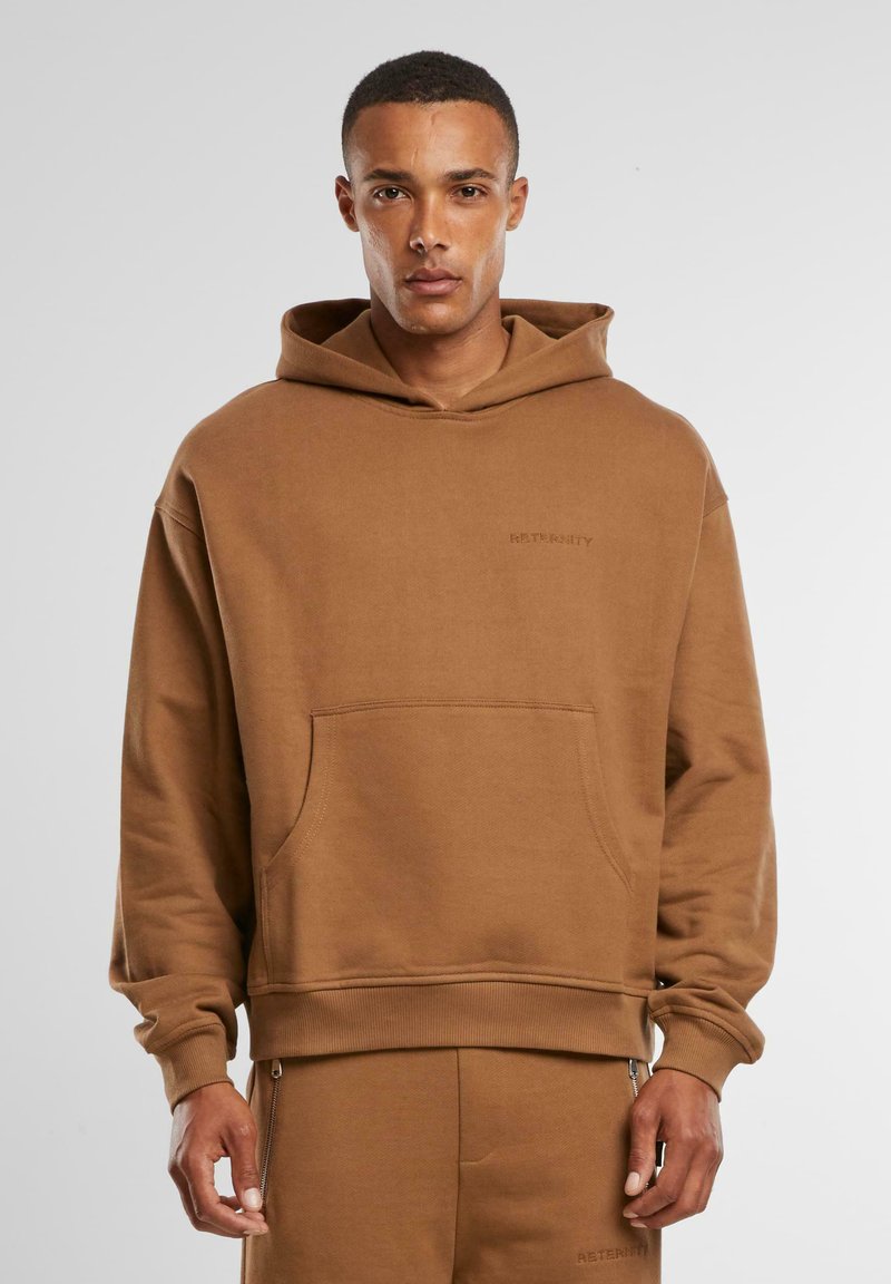 Sweat à capuche marron en mélange de coton, avec une poche kangourou à l'avant, des poignets côtelés et un branding subtil sur la poitrine.