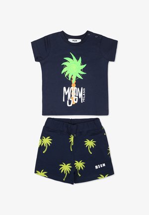 Granatowy bawełniany zestaw T-shirtu i szortów z zielonymi grafikami palm i logo. T-shirt ma okrągły dekolt i zapięcie na zatrzask.