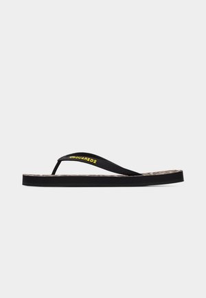 Tongs noires avec semelle texturée et brides noires ornées du logo jaune "DSQUARED2" sur un fond clair uni.