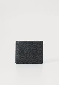 Portafoglio bifold nero con motivo logo in rilievo, texture liscia e bordi puliti. Design compatto con una lieve lucentezza.