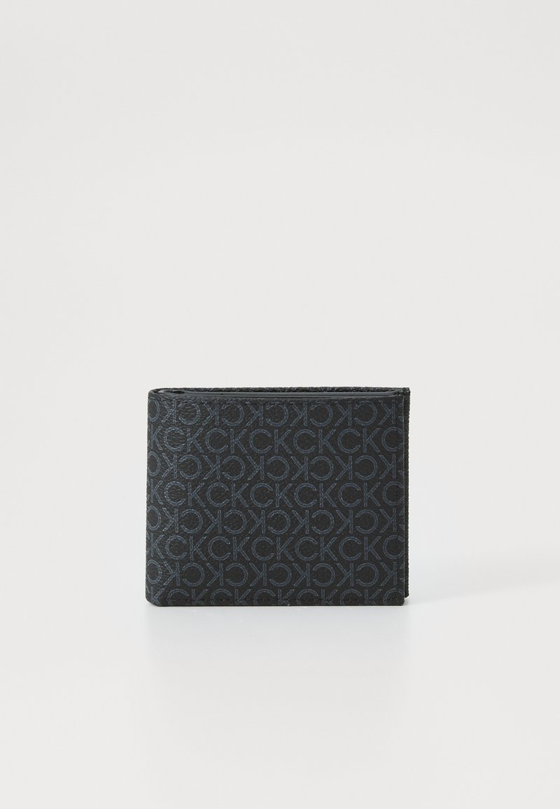 Portafoglio bifold nero con motivo logo in rilievo, texture liscia e bordi puliti. Design compatto con una lieve lucentezza.