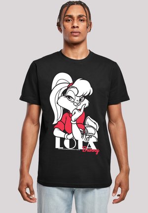 Schwarzes T-Shirt mit kurzen Ärmeln, das ein Grafik von Lola Bunny in einem roten Shirt zeigt, mit weißen Akzenten und fettem Text am unteren Rand in Schwarz und Rosa.