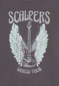 Camiseta gris con un gráfico de una guitarra con alas. El diseño incluye un texto brillante que dice "GIRA MUNDIAL DE SCALPERS" y colores pasteles.