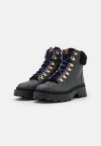 Stivali da trekking neri con fodera in pelliccia sintetica, pelle texturizzata, hardware dorato, lacci blu e suola nera spessa con motivi di trazione.