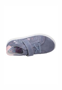 Scarpa in suede di colore azzurro chiaro con dettagli rosa, dotata di una chiusura in Velcro e ricami floreali decorativi. Punta rotonda e suola in gomma bianca.