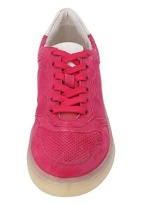 Sneaker in suede rosa con pannelli perforati, punta tonda e design con lacci piatti. Caratterizzato da una fodera bianca imbottita e una suola in gomma traslucida.