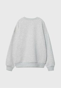 Sudadera gris, tela suave, corte holgado, cuello redondo, hombros caídos, puños y dobladillo acanalados, diseño minimalista, sin logotipos visibles.