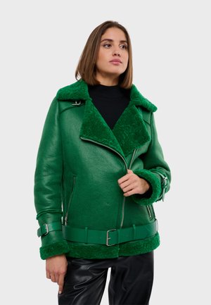 Grøn læderjakke med en struktureret grøn fleecekrave og -mansjetter, med en frontlynlås, sidelommer og et matchende bælte.