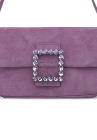 Bolso de ante púrpura con cierre de hebilla de rhinestones en forma cuadrada. Presenta una forma elegante y un diseño minimalista. Textura suave, estilo versátil.