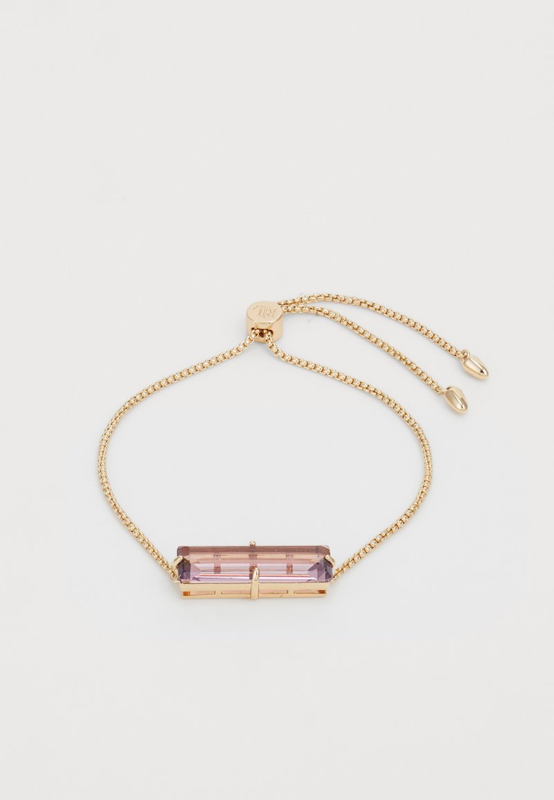 Bracciale in catena d'oro con una pietra centrale rettangolare di cristallo viola, chiusura regolabile con piccole perline dorate alle estremità.