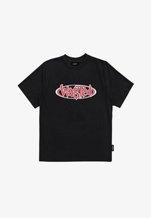 Zwart katoenen T-shirt met een centraal rood grafisch logo in een versleten lettertype en een ovale omtrek. Label aan de linkerkant.