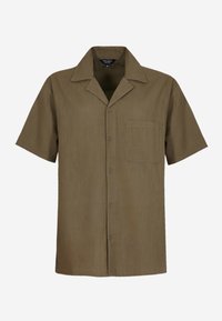Chemise à manches courtes en vert olive, fabriquée en tissu texturé, avec un devant à boutons et une poche sur la poitrine à gauche.