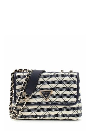 Sac d'épaule en tissu matelassé rayé noir et blanc avec bandoulière en chaîne et logo triangulaire Guess sur le rabat avant.