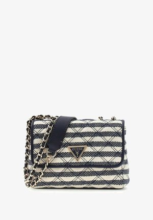 Sac d'épaule en tissu matelassé rayé noir et blanc avec bandoulière en chaîne et logo triangulaire Guess sur le rabat avant.