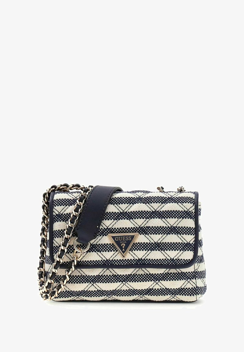 Sac d'épaule en tissu matelassé rayé noir et blanc avec bandoulière en chaîne et logo triangulaire Guess sur le rabat avant.