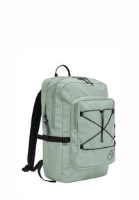 Lichtgroene rechthoekige rugzak met een voorvak met rits, zwarte verstelbare riemen en elastische bungee koorden aan de voorkant van het vak.