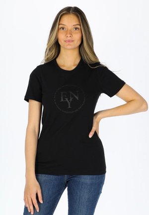 Sort bomulds t-shirt med et cirkulært logo med "ENY" i midten, korte ærmer og rund hals. Glat tekstur, tætsiddende design.