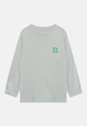 Jasnoszara koszula z długim rękawem, okrągłym dekoltem i małym zielonym kwadratowym logo na lewej piersi.