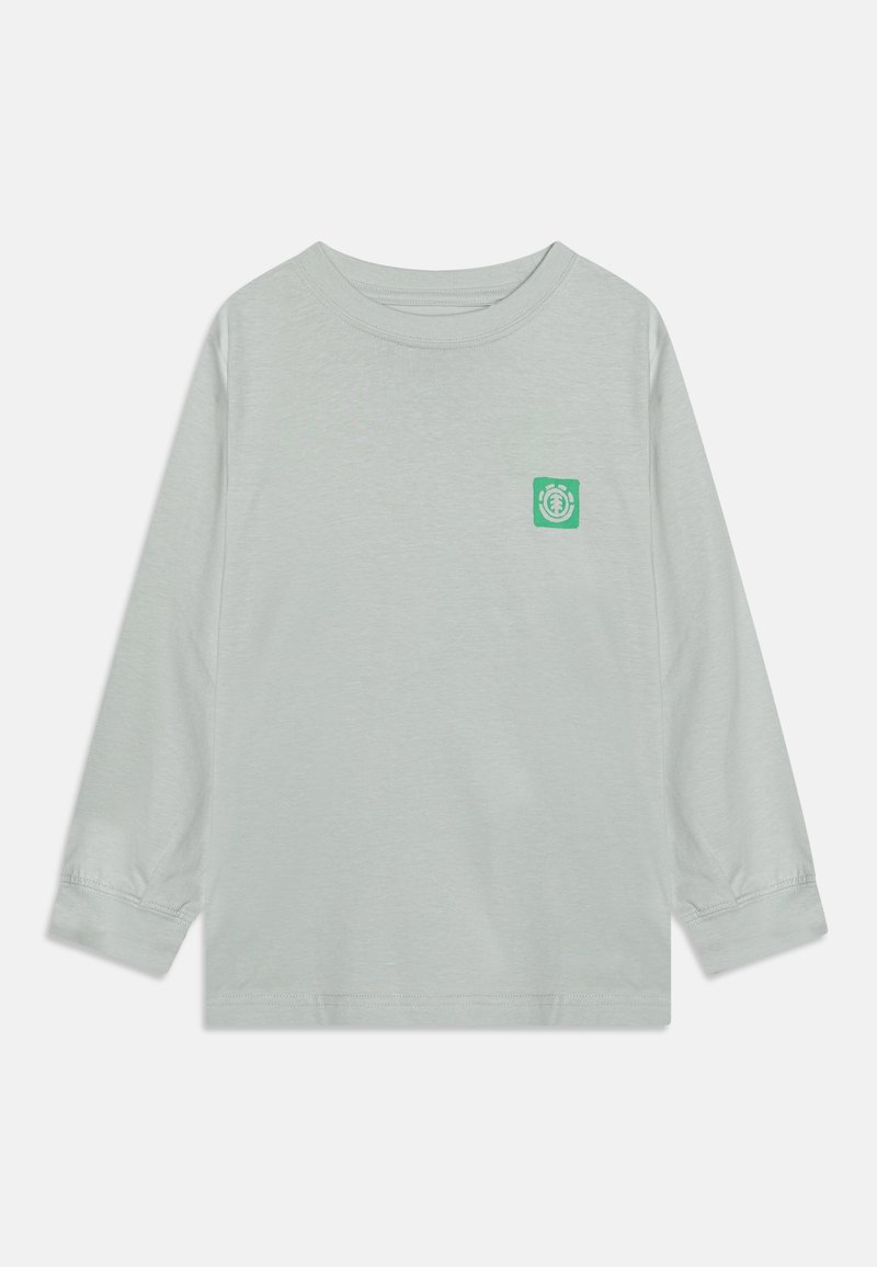 Chemise à manches longues gris clair avec col rond et petit logo carré vert sur la poitrine gauche.