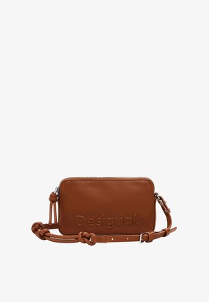 Bruine leren schoudertas met een geperst "Desigual" logo, ritsluiting, textuurafwerking en geknoopte bandaccenten.