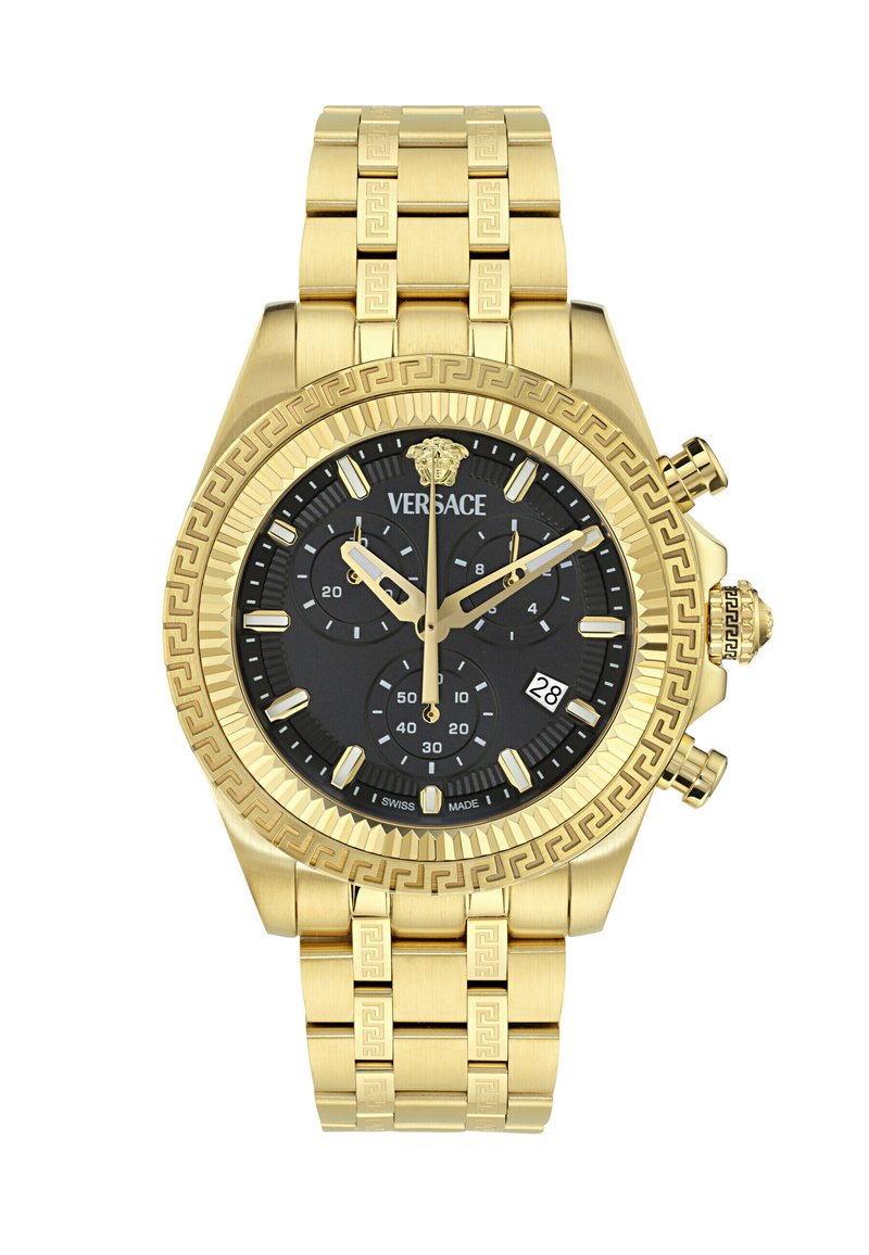 Guldfarvet Versace armbåndsur med sort chronograph urskive, datovisning kl. 4, og indgraveret græsk nøglemønster på bezelen og armbåndet.