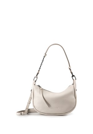 Hellbeige lederne schultertasche in mondförmigem design mit oberem Reißverschluss, dekorativem Zuganhänger, verstellbarem Riemen und Metallschmuckstücken.