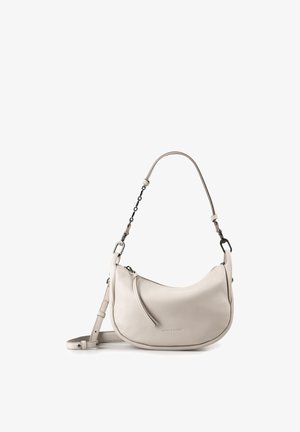 Hellbeige lederne schultertasche in mondförmigem design mit oberem Reißverschluss, dekorativem Zuganhänger, verstellbarem Riemen und Metallschmuckstücken.