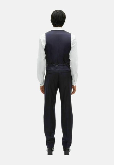 Dunkelblauer maßgeschneiderter Anzug mit Weste, taillierten Hosen und einem weißen Hemd. Glatte Stoffoberfläche, minimalistisches Design mit dezenten Details am Rücken.
