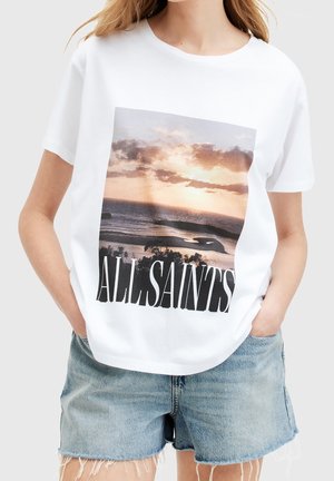 Biały bawełniany t-shirt z grafiką zachodu słońca nad oceanem oraz napisem „ALLSAINTS” dużymi czarnymi literami na dole. Krótkie rękawy, luźny krój.