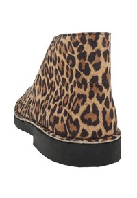 Botines hasta el tobillo con estampado de leopardo, parte superior de textil suave, suela de goma negra, bordes lisos y forma redondeada.