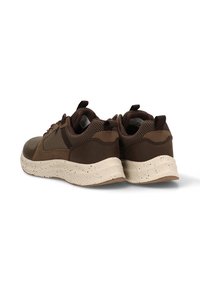 Zapatillas deportivas marrones con un upper texturizado, acentos de ante suave y una suela beige salpicada. Presentan tiradores en el talón para facilitar el uso.