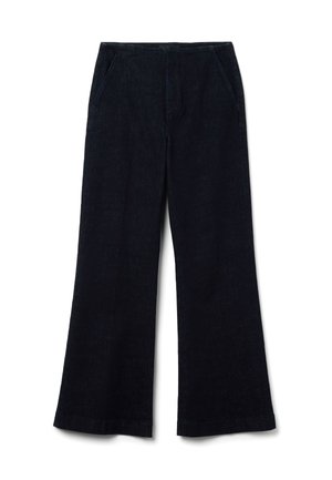 Pantalons à jambes larges en denim foncé, avec poches avant et une ceinture nette. Le tissu présente une texture subtile et une couleur bleu profond.