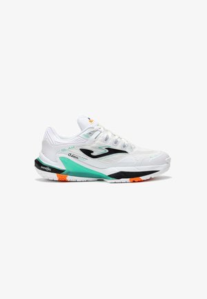 Scarpa da padel atletica bianca con logo nero, dettagli verdi e arancioni, suola testurizzata progettata per prestazioni sportive.