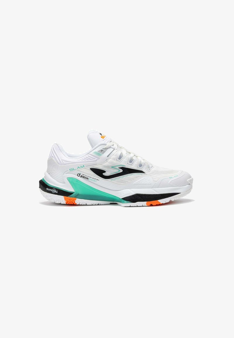 Zapatilla deportiva blanca para pádel con logo negro, detalles en verde y naranja, y suela texturizada diseñada para el rendimiento deportivo.