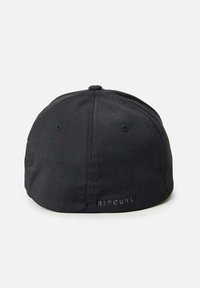 Gorra de béisbol negra con una textura de tela suave, que presenta dos ojales en los lados y sutiles letras en relieve "RIP CURL" en la parte trasera.