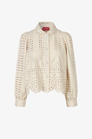 Blusa beige de manga larga con bordado de ojales, dobladillo con borde festoneado, hombros abullonados, cierre con botones en la parte delantera y cuello redondeado.