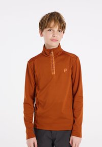 Langarm, ritssluiting pullover in aards bruin, gemaakt van zachte synthetische stof. Beschikt over een staande kraag en logodetail aan de voorkant.