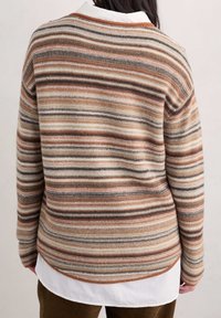 Pull rayé aux tons chauds de brun, beige et crème. Il présente des manches longues, un ourlet arrondi et une texture en maille douce.