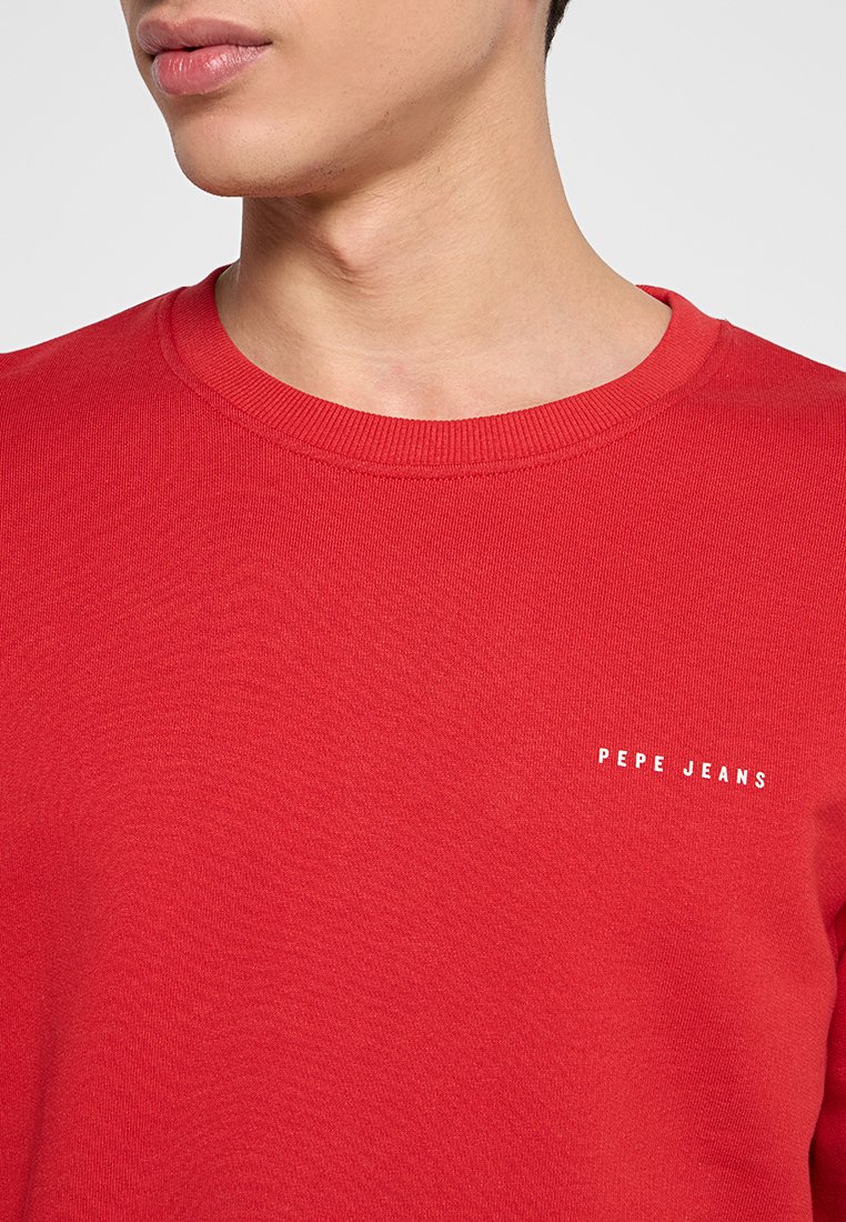 Rotes Sweatshirt aus weichem Material, mit einem gerippten Rundhalsausschnitt und dem weißen Text "PEPE JEANS" auf der linken Brustseite.