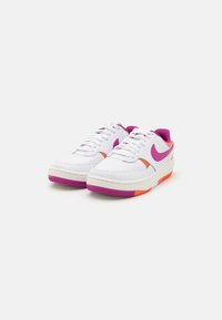 Nike Sportswear GAMMA FORCE - Tenisice - white/hot fuchsia/wild mango/sail